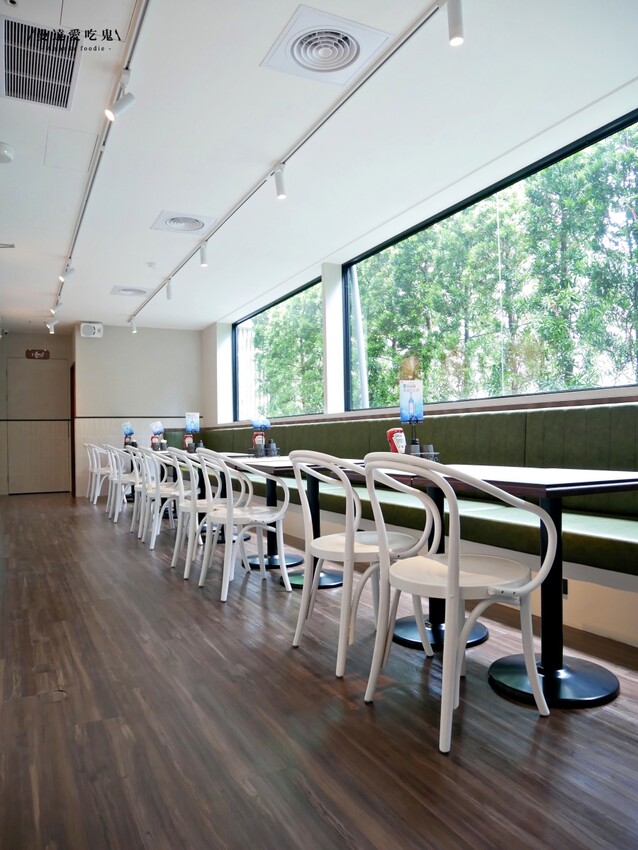 台南美食『Second Floor Cafe 貳樓餐廳台南店』人氣餐飲品牌府城插旗,特色口水雞班尼蛋、甜酸甘味飯吃起來!