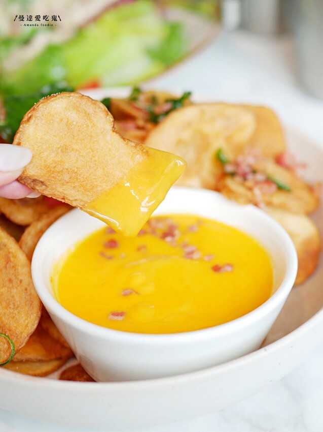 台南美食『Second Floor Cafe 貳樓餐廳台南店』人氣餐飲品牌府城插旗,特色口水雞班尼蛋、甜酸甘味飯吃起來!