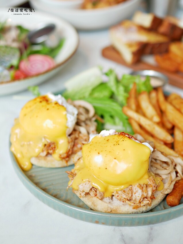 台南美食『Second Floor Cafe 貳樓餐廳台南店』人氣餐飲品牌府城插旗,特色口水雞班尼蛋、甜酸甘味飯吃起來!