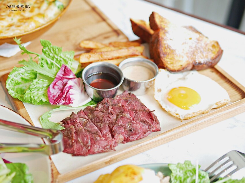 台南美食『Second Floor Cafe 貳樓餐廳台南店』人氣餐飲品牌府城插旗,特色口水雞班尼蛋、甜酸甘味飯吃起來!