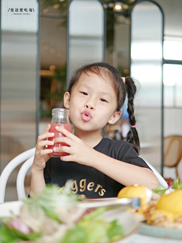 台南美食『Second Floor Cafe 貳樓餐廳台南店』人氣餐飲品牌府城插旗,特色口水雞班尼蛋、甜酸甘味飯吃起來!