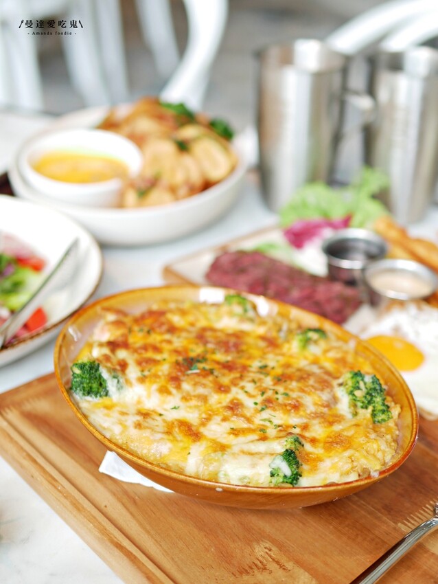 台南美食『Second Floor Cafe 貳樓餐廳台南店』人氣餐飲品牌府城插旗,特色口水雞班尼蛋、甜酸甘味飯吃起來!