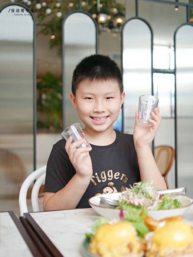 台南美食『Second Floor Cafe 貳樓餐廳台南店』人氣餐飲品牌府城插旗,特色口水雞班尼蛋、甜酸甘味飯吃起來!