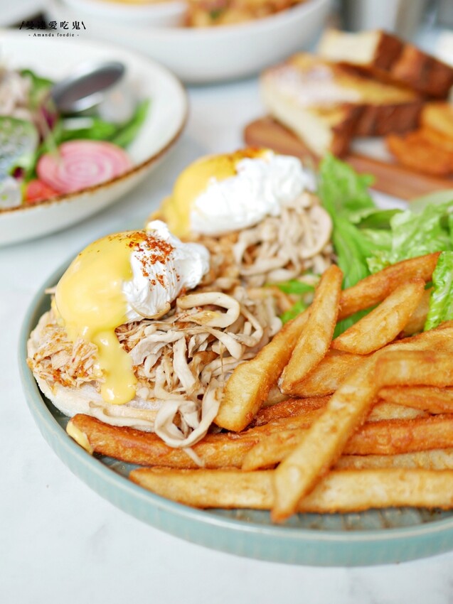 台南美食『Second Floor Cafe 貳樓餐廳台南店』人氣餐飲品牌府城插旗,特色口水雞班尼蛋、甜酸甘味飯吃起來!