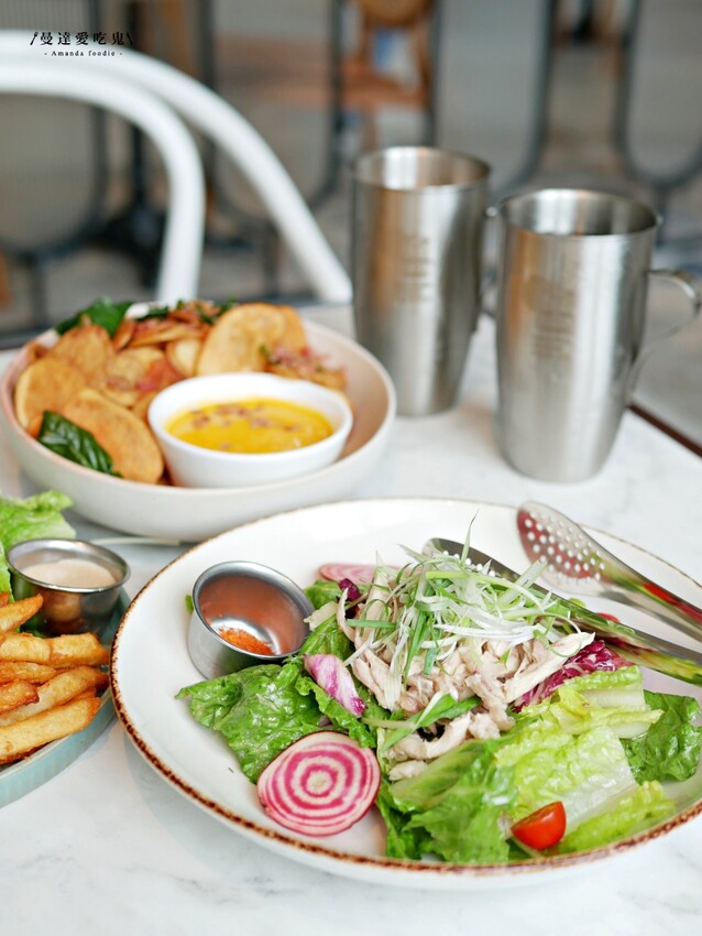 台南美食『Second Floor Cafe 貳樓餐廳台南店』人氣餐飲品牌府城插旗,特色口水雞班尼蛋、甜酸甘味飯吃起來!