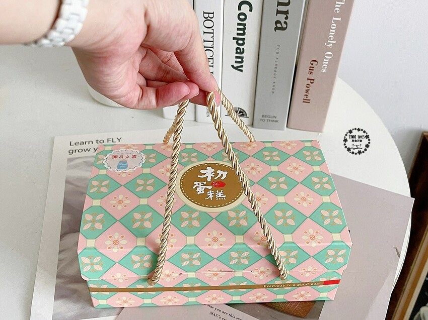 初蛋糕 豆漿蛋糕達人 臺中金典店，台中健康無負擔的豆漿蛋糕，彌月蛋糕票選第三名，復古花磚禮盒超好看 - Cyndi loves 享食天堂