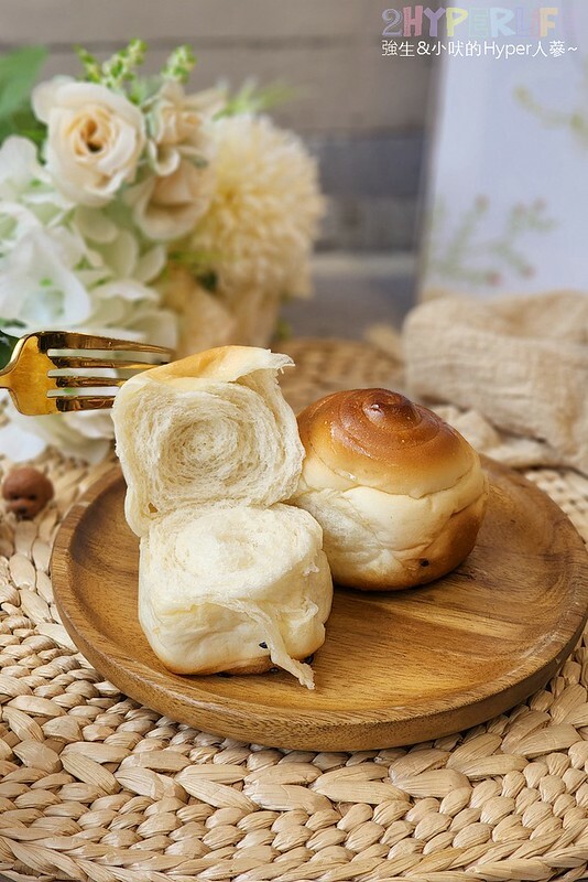 中山街上的新開幕人氣小吃，現烤出爐的上海脆皮烤饅頭不止小孩連大人都愛吃呀！假日還有隱藏版口味喔～