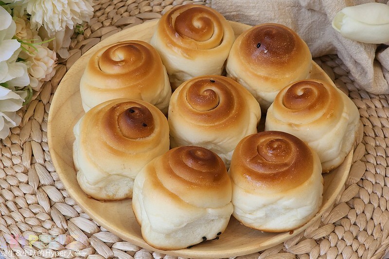 中山街上的新開幕人氣小吃，現烤出爐的上海脆皮烤饅頭不止小孩連大人都愛吃呀！假日還有隱藏版口味喔～