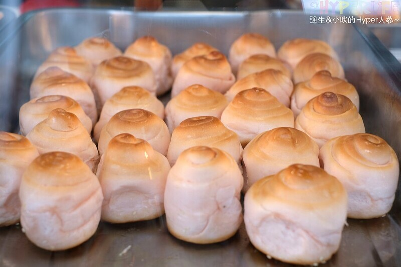 中山街上的新開幕人氣小吃，現烤出爐的上海脆皮烤饅頭不止小孩連大人都愛吃呀！假日還有隱藏版口味喔～