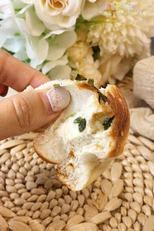 中山街上的新開幕人氣小吃，現烤出爐的上海脆皮烤饅頭不止小孩連大人都愛吃呀！假日還有隱藏版口味喔～