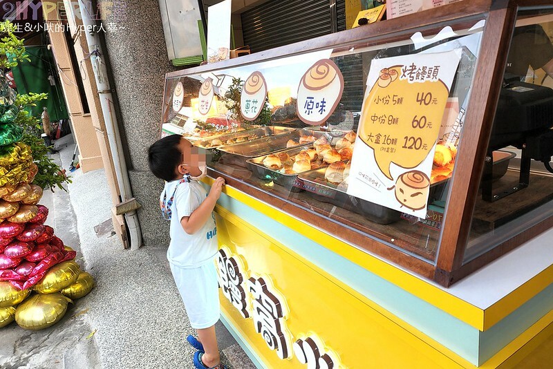 中山街上的新開幕人氣小吃，現烤出爐的上海脆皮烤饅頭不止小孩連大人都愛吃呀！假日還有隱藏版口味喔～