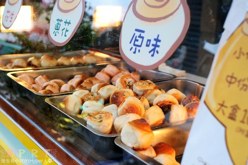 中山街上的新開幕人氣小吃，現烤出爐的上海脆皮烤饅頭不止小孩連大人都愛吃呀！假日還有隱藏版口味喔～