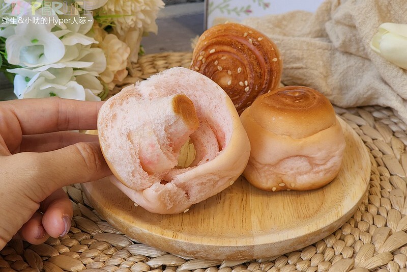 中山街上的新開幕人氣小吃，現烤出爐的上海脆皮烤饅頭不止小孩連大人都愛吃呀！假日還有隱藏版口味喔～