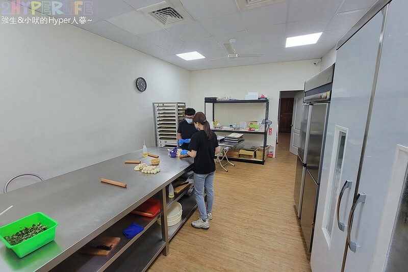 中山街上的新開幕人氣小吃，現烤出爐的上海脆皮烤饅頭不止小孩連大人都愛吃呀！假日還有隱藏版口味喔～