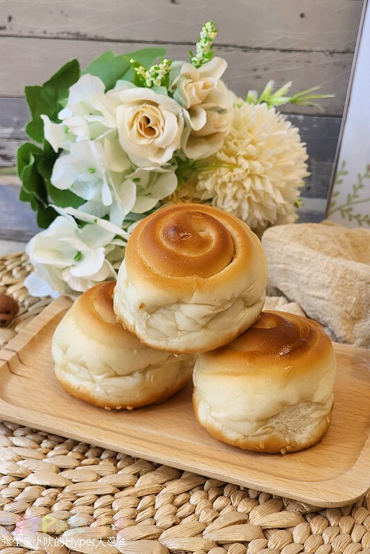 中山街上的新開幕人氣小吃，現烤出爐的上海脆皮烤饅頭不止小孩連大人都愛吃呀！假日還有隱藏版口味喔～