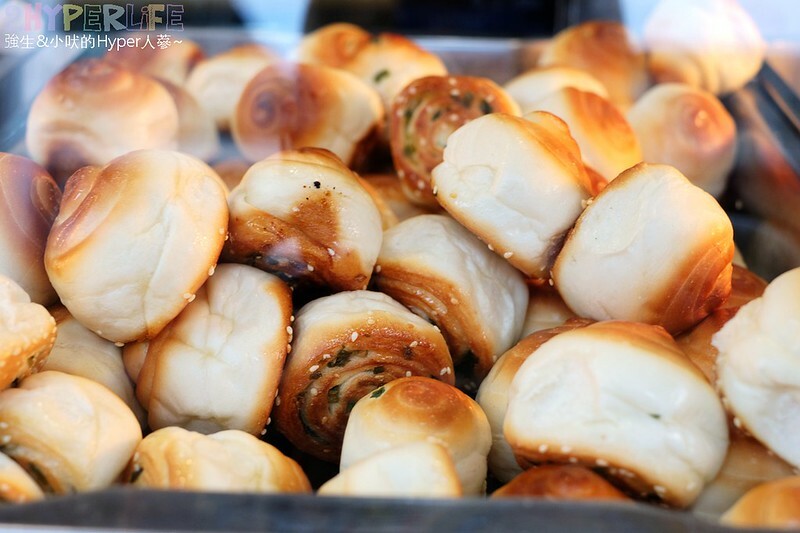 中山街上的新開幕人氣小吃，現烤出爐的上海脆皮烤饅頭不止小孩連大人都愛吃呀！假日還有隱藏版口味喔～