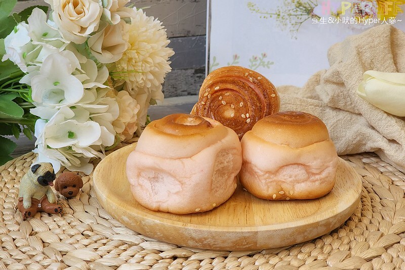 中山街上的新開幕人氣小吃，現烤出爐的上海脆皮烤饅頭不止小孩連大人都愛吃呀！假日還有隱藏版口味喔～