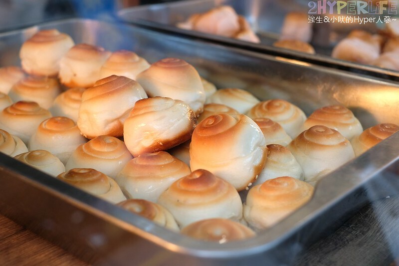 中山街上的新開幕人氣小吃，現烤出爐的上海脆皮烤饅頭不止小孩連大人都愛吃呀！假日還有隱藏版口味喔～