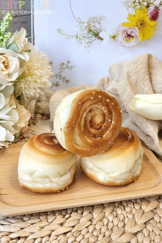 中山街上的新開幕人氣小吃，現烤出爐的上海脆皮烤饅頭不止小孩連大人都愛吃呀！假日還有隱藏版口味喔～