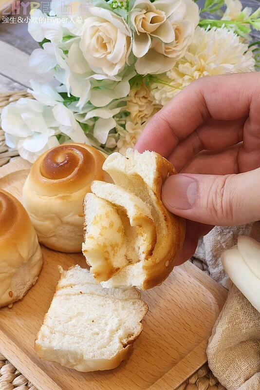 中山街上的新開幕人氣小吃，現烤出爐的上海脆皮烤饅頭不止小孩連大人都愛吃呀！假日還有隱藏版口味喔～