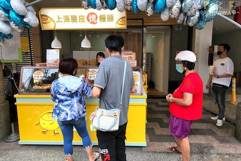 中山街上的新開幕人氣小吃，現烤出爐的上海脆皮烤饅頭不止小孩連大人都愛吃呀！假日還有隱藏版口味喔～