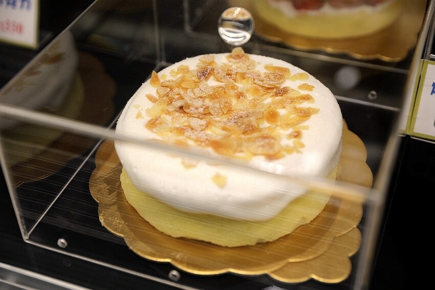 網友激推CP值超高！連不吃甜點都愛的30層手作千層蛋糕｜2度C倪菓NI GUO手作千層蛋糕(豐原廟東夜市)