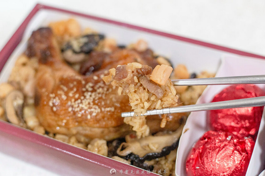 在地人激推賣超過30年的油飯，店面超不起眼，但光看干貝份量就知道真材實料｜布雷克出走旅行視界