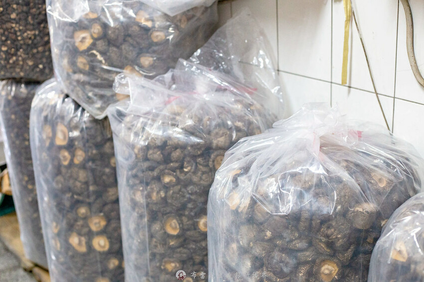 在地人激推賣超過30年的油飯，店面超不起眼，但光看干貝份量就知道真材實料｜布雷克出走旅行視界