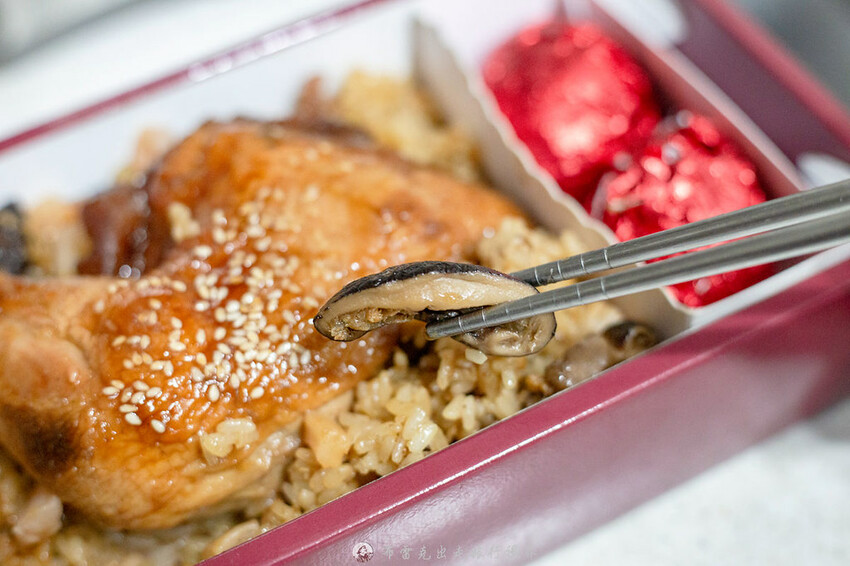 在地人激推賣超過30年的油飯，店面超不起眼，但光看干貝份量就知道真材實料｜布雷克出走旅行視界