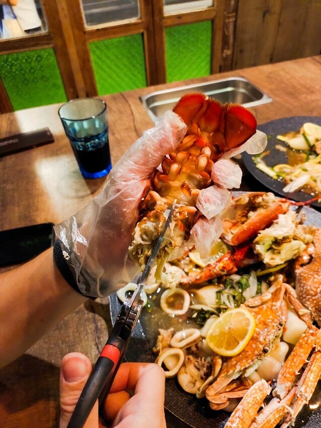 【食記】台北松山區美食，帆船異國手抓海鮮，新鮮食材一鍋端，手抓才來得及享受超美味