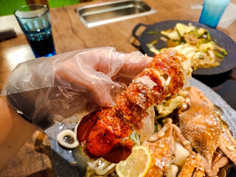 【食記】台北松山區美食，帆船異國手抓海鮮，新鮮食材一鍋端，手抓才來得及享受超美味