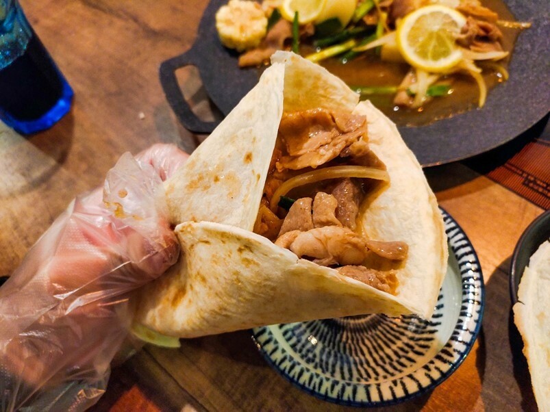 【食記】台北松山區美食，帆船異國手抓海鮮，新鮮食材一鍋端，手抓才來得及享受超美味