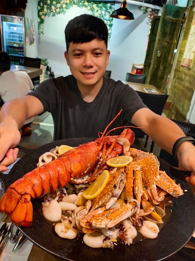 【食記】台北松山區美食，帆船異國手抓海鮮，新鮮食材一鍋端，手抓才來得及享受超美味