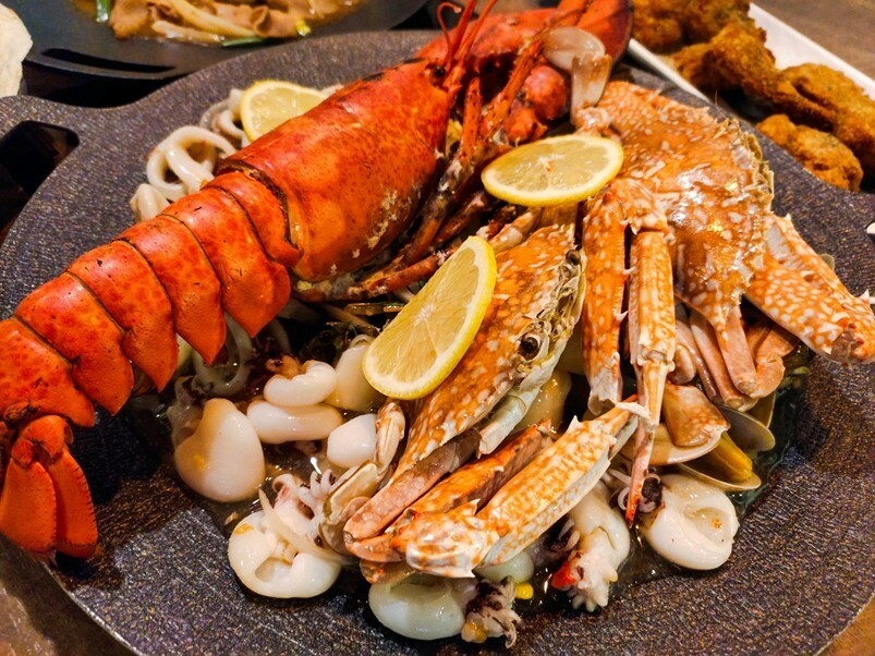 【食記】台北松山區美食，帆船異國手抓海鮮，新鮮食材一鍋端，手抓才來得及享受超美味