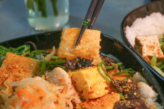 【台中美食】泰式愛好者絕不能錯過的泰式滷味，綠咖哩和冬蔭功醬汁泰讚了｜太泰滷味