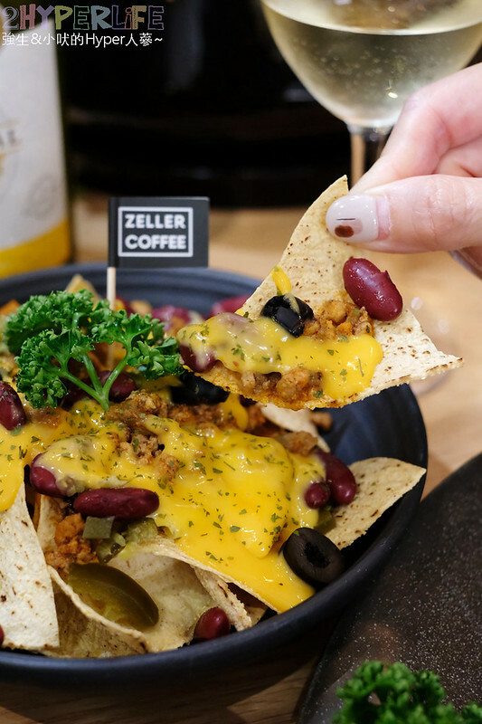 近台中火車站露營車好吸睛！不只是露營風咖啡廳、也是可以微醺小酌的氣氛餐9館～