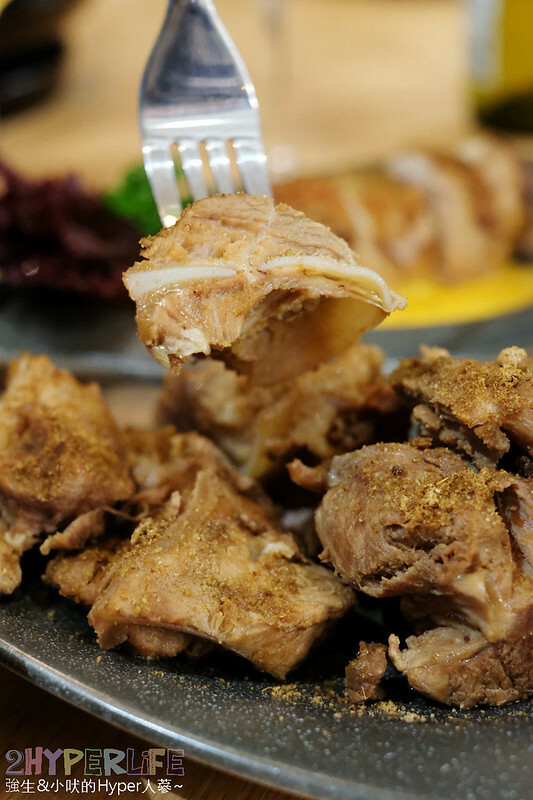 近台中火車站露營車好吸睛！不只是露營風咖啡廳、也是可以微醺小酌的氣氛餐9館～