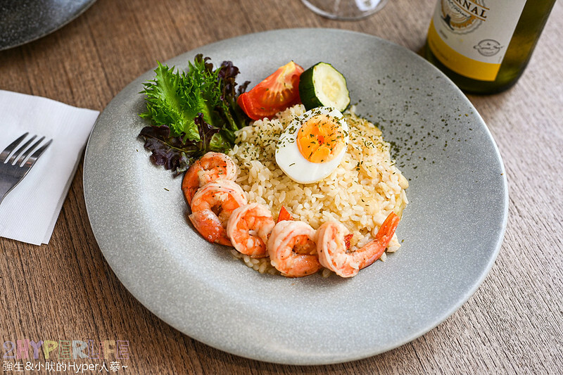 近台中火車站露營車好吸睛！不只是露營風咖啡廳、也是可以微醺小酌的氣氛餐9館～