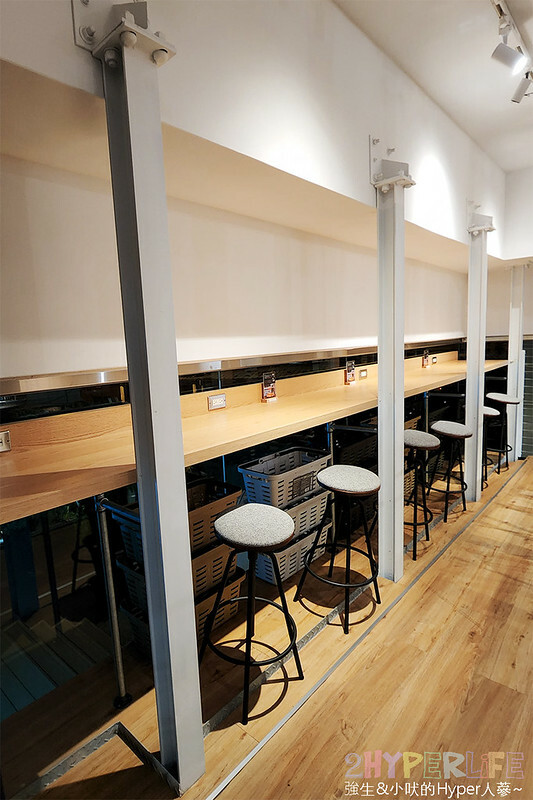 近台中火車站露營車好吸睛！不只是露營風咖啡廳、也是可以微醺小酌的氣氛餐9館～