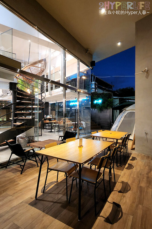 近台中火車站露營車好吸睛！不只是露營風咖啡廳、也是可以微醺小酌的氣氛餐9館～