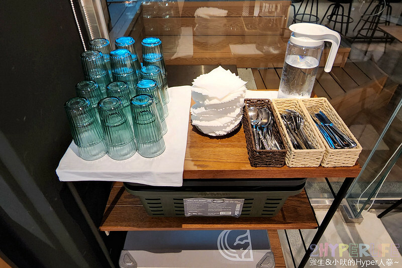 近台中火車站露營車好吸睛！不只是露營風咖啡廳、也是可以微醺小酌的氣氛餐9館～