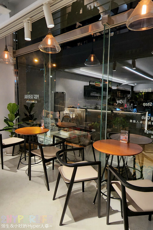 近台中火車站露營車好吸睛！不只是露營風咖啡廳、也是可以微醺小酌的氣氛餐9館～