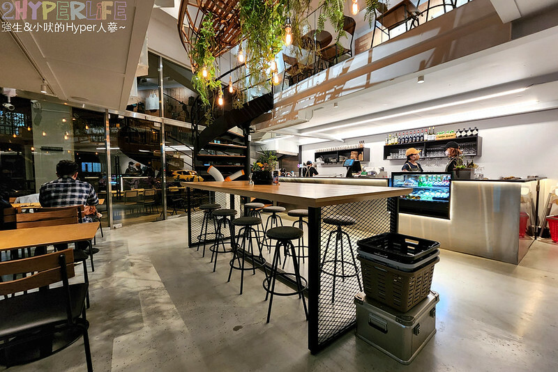 近台中火車站露營車好吸睛！不只是露營風咖啡廳、也是可以微醺小酌的氣氛餐9館～