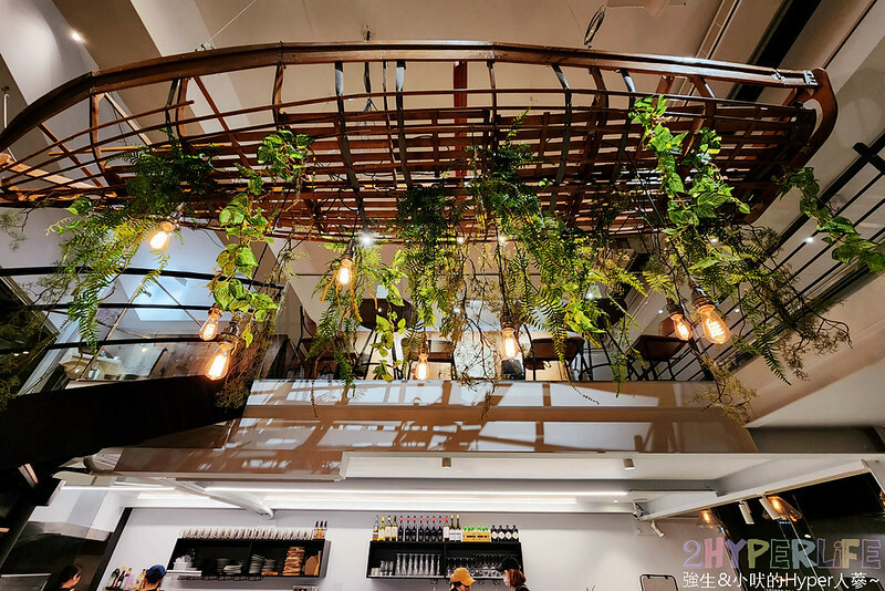 近台中火車站露營車好吸睛！不只是露營風咖啡廳、也是可以微醺小酌的氣氛餐9館～