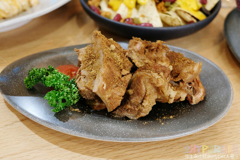 近台中火車站露營車好吸睛！不只是露營風咖啡廳、也是可以微醺小酌的氣氛餐9館～