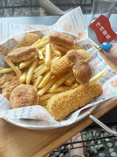 三芝特色咖啡廳【新北美食】軍事迷會尖叫的巴埕咖啡，特色餐點，