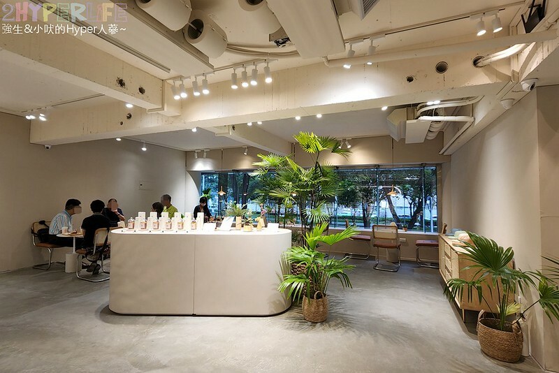 坐擁勤美誠品綠園道最美窗景的複合式選物咖啡店，集結S'AIME東京企劃皮件和咖啡餐飲，草悟道旁質感午茶甜點好選擇！