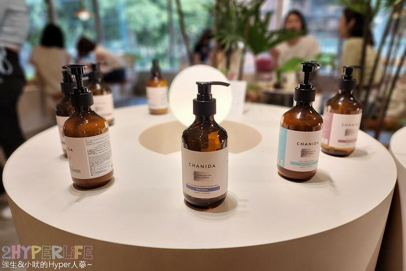 坐擁勤美誠品綠園道最美窗景的複合式選物咖啡店，集結S'AIME東京企劃皮件和咖啡餐飲，草悟道旁質感午茶甜點好選擇！