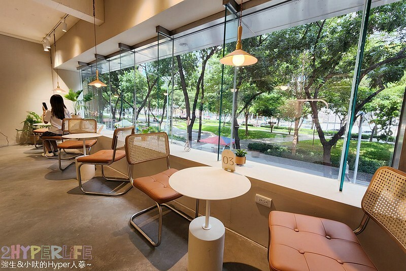 坐擁勤美誠品綠園道最美窗景的複合式選物咖啡店，集結S'AIME東京企劃皮件和咖啡餐飲，草悟道旁質感午茶甜點好選擇！