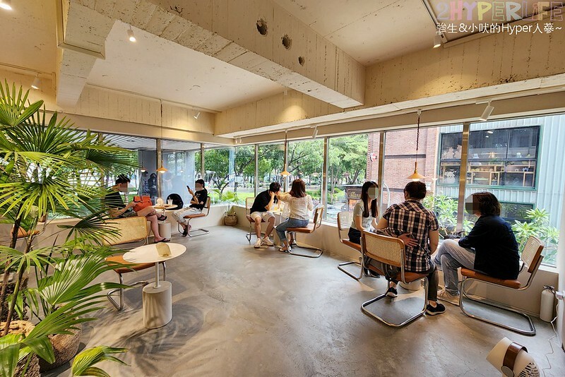 坐擁勤美誠品綠園道最美窗景的複合式選物咖啡店，集結S'AIME東京企劃皮件和咖啡餐飲，草悟道旁質感午茶甜點好選擇！